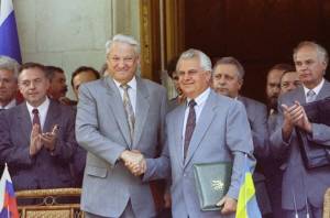 Russian President Boris Yeltsin with Ukraine's first post-Soviet President Lenoid Kravchuk.